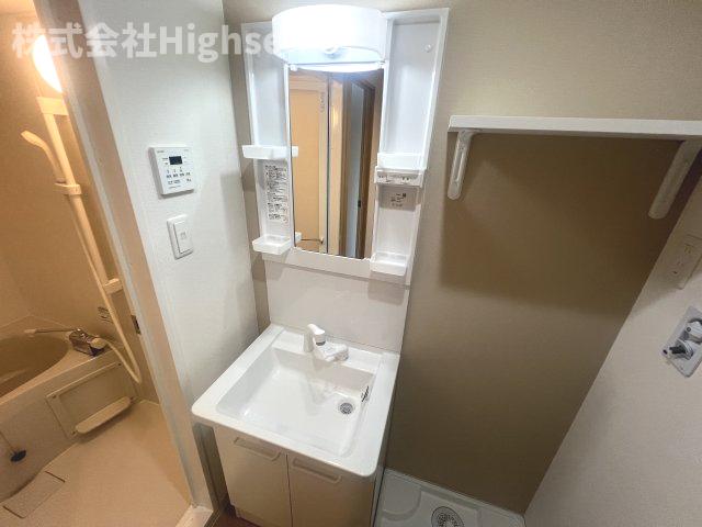 洗面設備　明るい洗面所です
