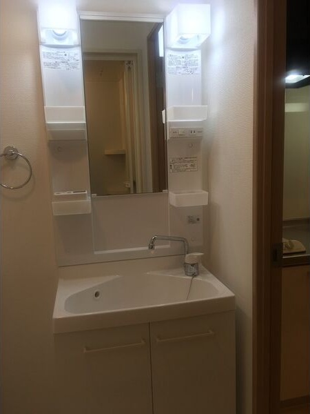 洗面設備　※写真は同じマンションの違う部屋のものになります。