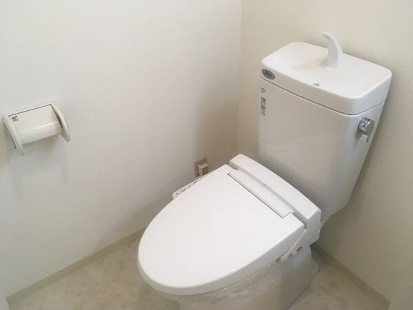 トイレ　※写真は同じマンションの違う部屋のものになります。