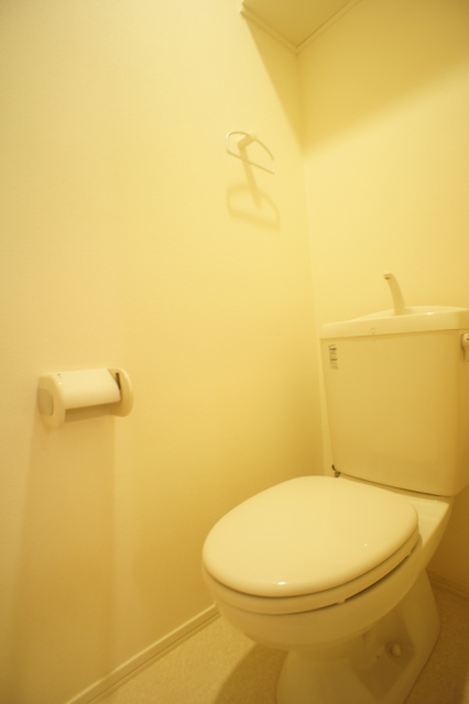 京王線 調布駅 徒歩12分 3階建 築15年のトイレ写真