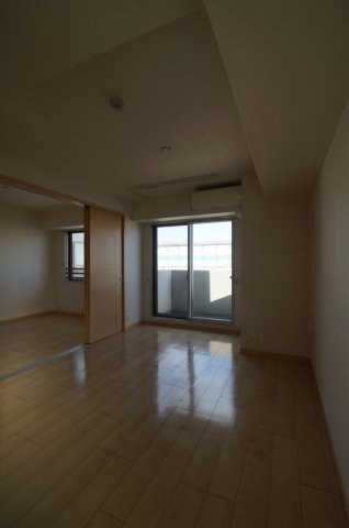 居室・リビング　落ち着いた色合いの床材を使用した居住空間です。