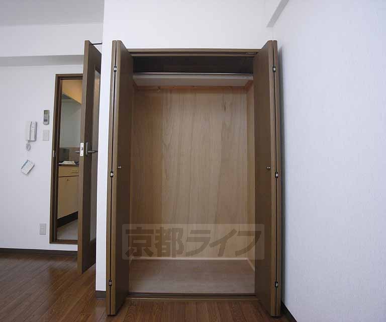 収納　大きめのクローゼットがございます。