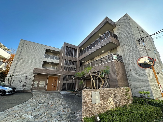 建物外観　小田急線「新百合ヶ丘」駅まで徒歩7分！便利な立地の3階建てマ