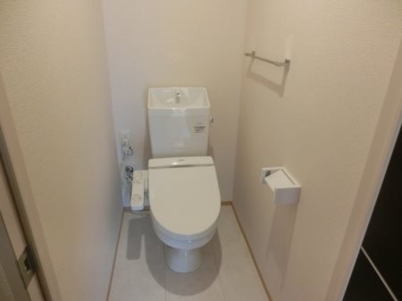 トイレ　ウォシュレット付き温水洗浄便座
