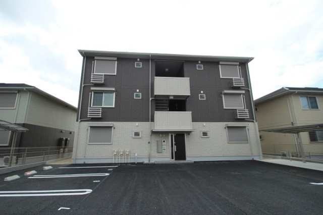 建物外観　大和ハウスの３階建です。