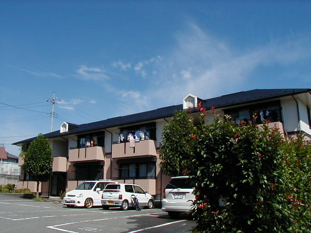 韮崎市龍岡町下條南割のアパートの建物外観