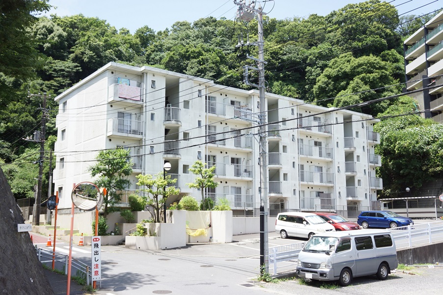 鎌倉市岩瀬のマンションの建物外観