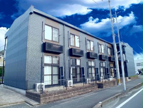 建物外観　大通り沿いにあり、車でのアクセスが良い場所です。