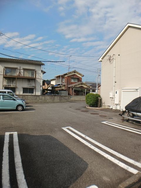 【松山市安城寺町のアパートの駐車場】