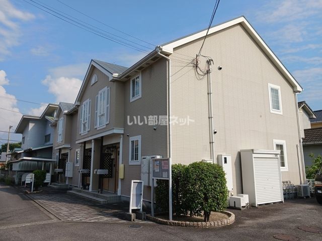 松山市安城寺町のアパートの建物外観