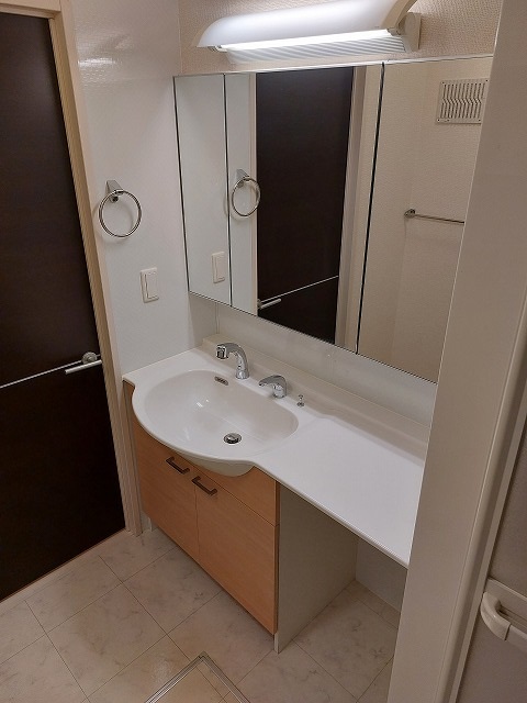 洗面設備　洗面台はなんと三面鏡！大きい鏡が魅力的！