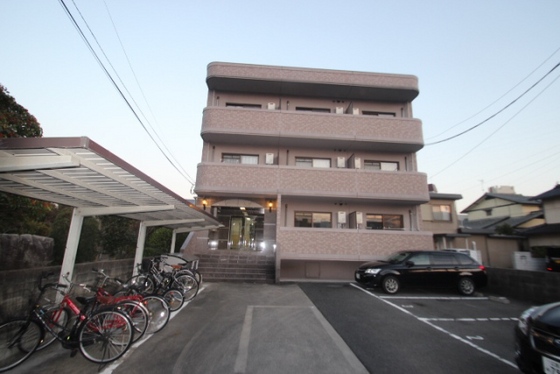 広島市佐伯区五日市のマンションの建物外観