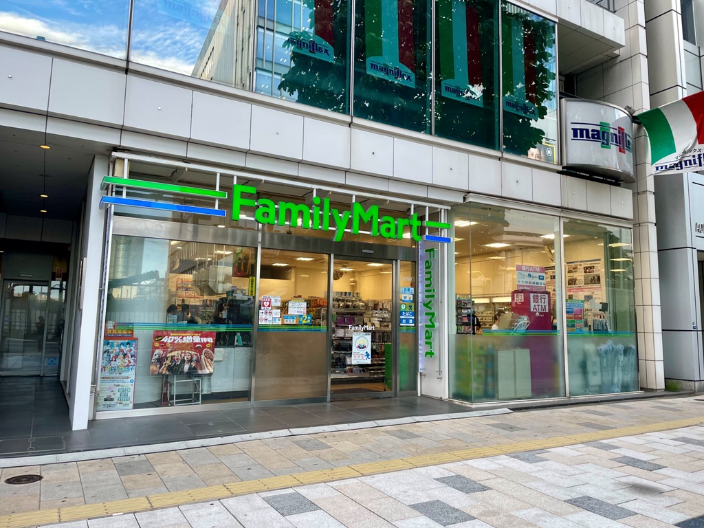 コンビニ　ファミリーマート北青山三丁目店（コンビニ）まで247m