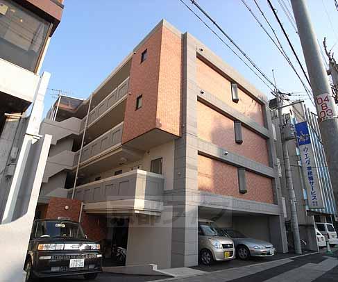 【京都市伏見区深草西浦町８丁目のマンションの建物外観】