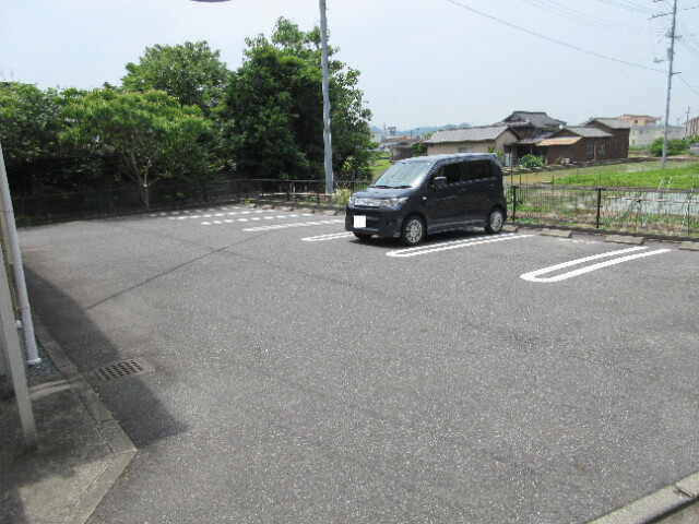 【浅口市鴨方町六条院中のアパートの駐車場】