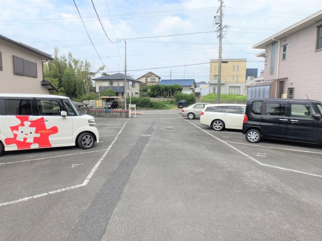 【ハイツ若草IIの駐車場】