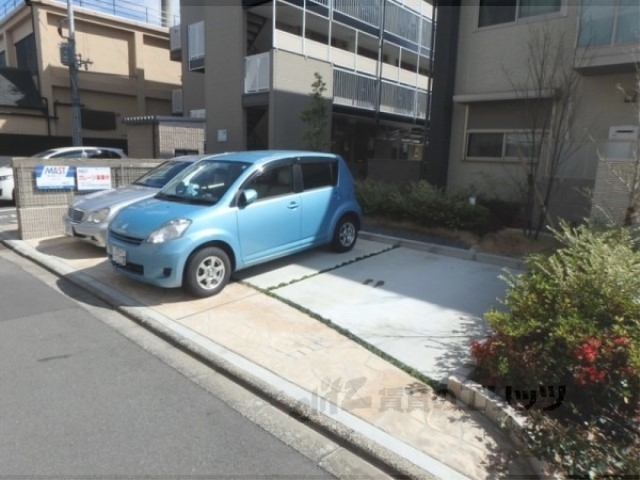 【京都市南区吉祥院里ノ内町のマンションの駐車場】