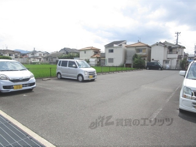 【奈良市南京終町のアパートの駐車場】