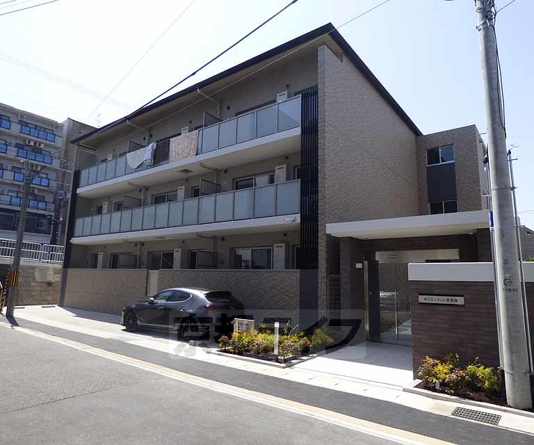 京都市右京区西京極南大入町のマンションの建物外観