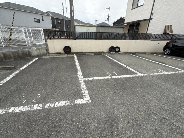 【フレグランス岡本の駐車場】