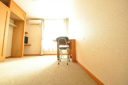 居室・リビング　開放的な窓があり明るい空間です