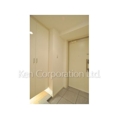 玄関　同タイプ7階のお部屋を撮影。仕様が異なることがあります。