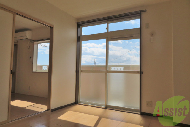 居室・リビング　リビングは６帖の洋室です。南向きなので陽当たり良好ですよ。