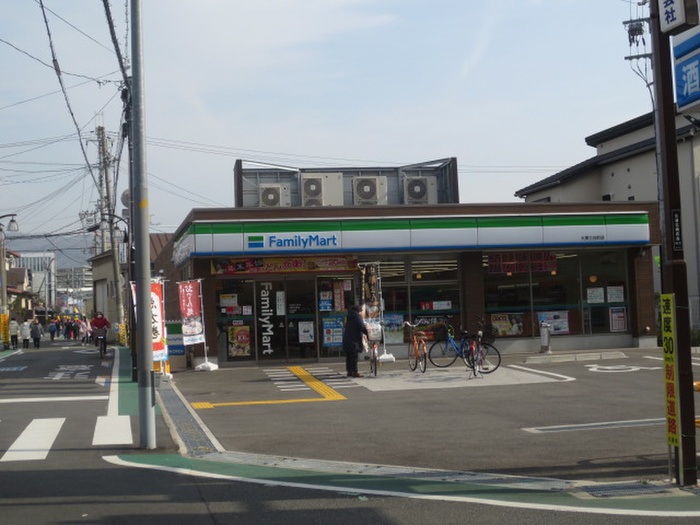 コンビニ　ファミリーマート（コンビニ）まで500m