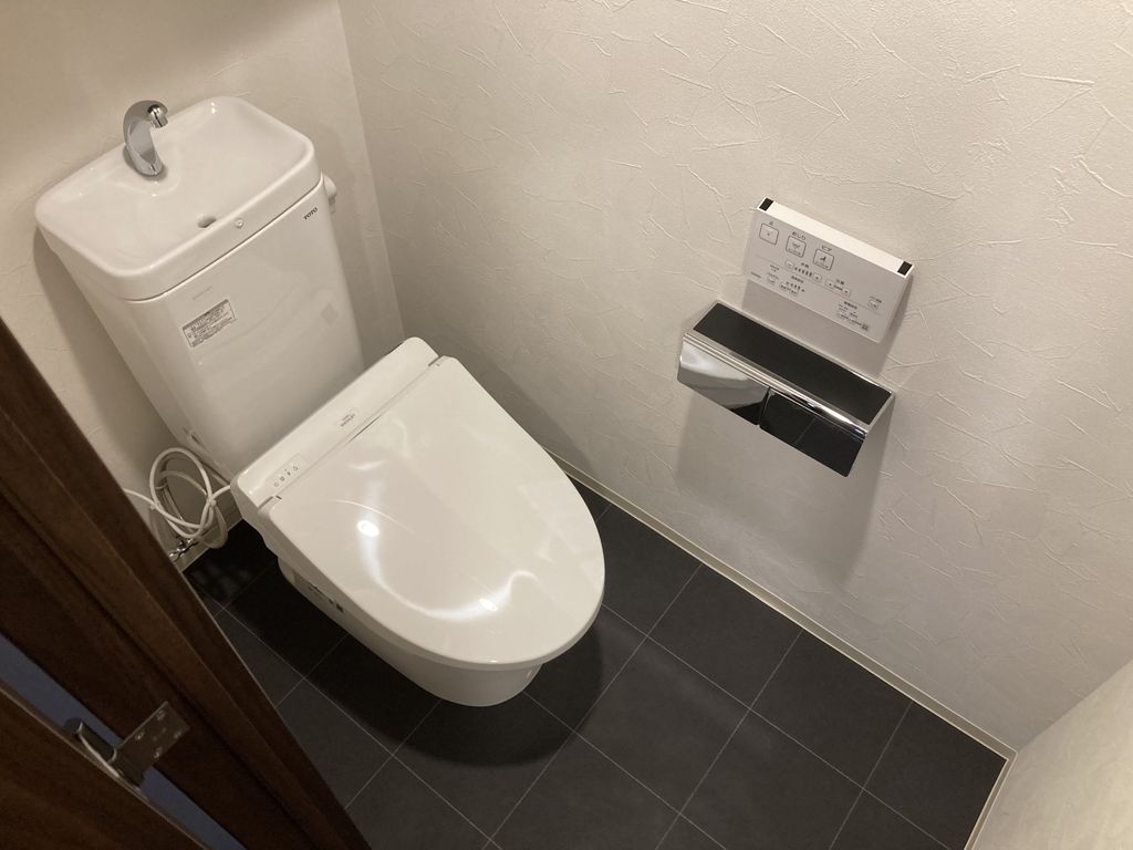 トイレ　落ち着いた色調のトイレです