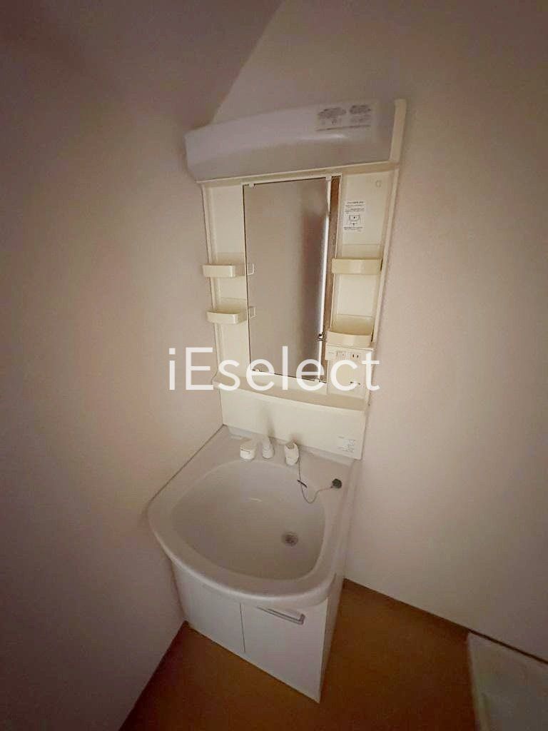 洗面設備　使いやすい照明付きの独立洗面台です★