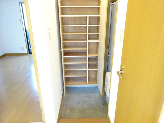 玄関　※修繕前参考写真・現況優先※