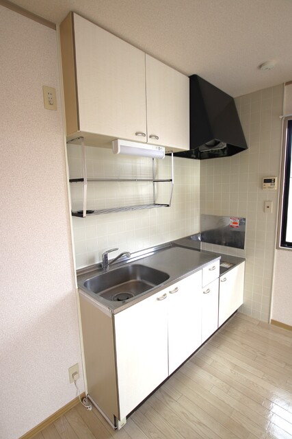 キッチン　小窓があり光の入るキッチン☆