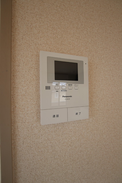 セキュリティ　ＴＶモニタ付ドアホンあり♪　訪問者のお顔が確認できます！