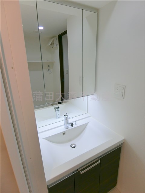 洗面設備　3面鏡の独立洗面台　洗面脱衣所