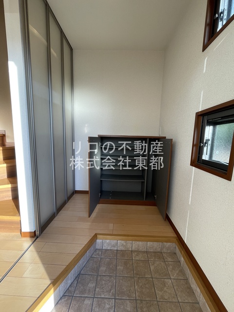 玄関　玄関には下駄箱があるのでスッキリとした空間を保てます
