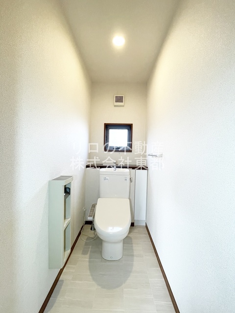 トイレ　窓があるので、換気バッチリです☆