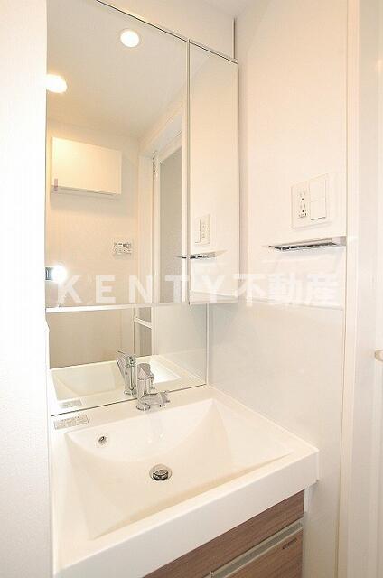 洗面設備　ゆったりとスペースのある洗面所