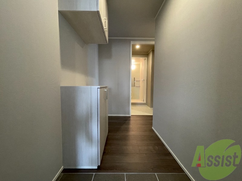 玄関　玄関を入るとまず水回り、右手がリビングにつながります