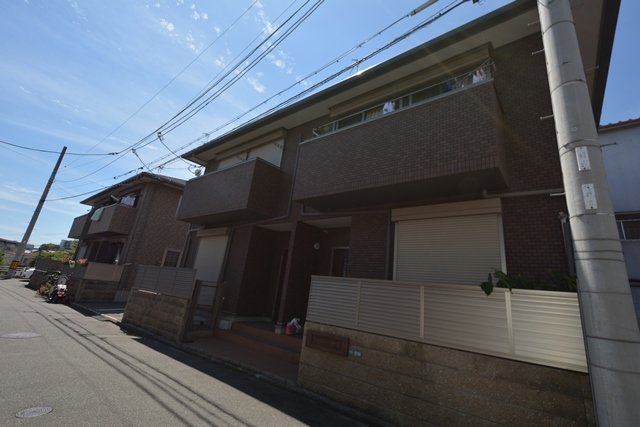 建物外観　シャッター雨戸・モニター付きインターホンで安心！