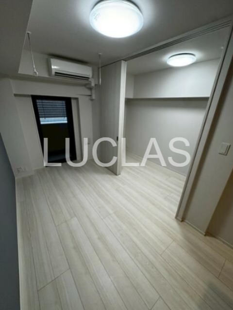 その他部屋・スペース　木目調の床と白の壁紙で暖かみのある居室♪