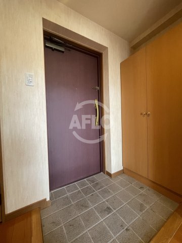 玄関　K・H・E　玄関