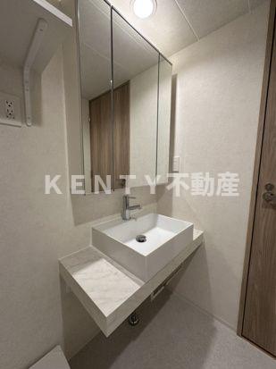 洗面設備　ゆったりとスペースのある洗面所