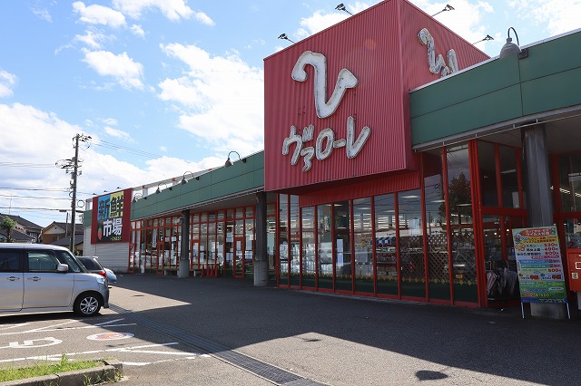 スーパー　ヴァローレ砺波店（スーパー）まで822m
