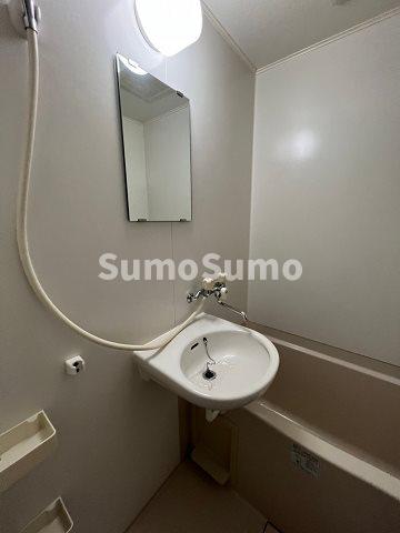 洗面設備　明るい洗面所です