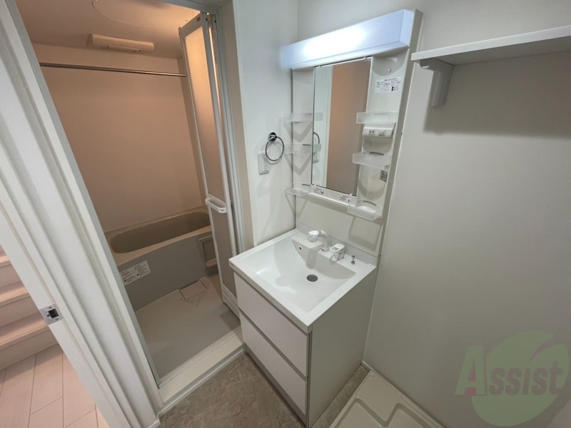 洗面設備　こちらは独立洗面台になります。朝の身支度にご使用ください。