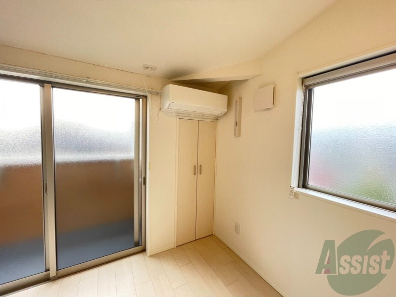 その他設備　エアコンはこちらになります。年中快適に過ごせそうです。