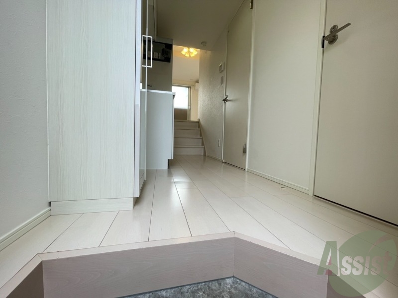 玄関　こちらは玄関になります。敷居が高くなくてよいですね。