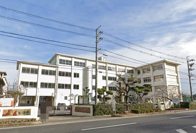 中学校　富雄中学校（中学校）まで888m