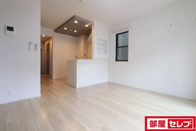 居室・リビング　角部屋の写真を参照