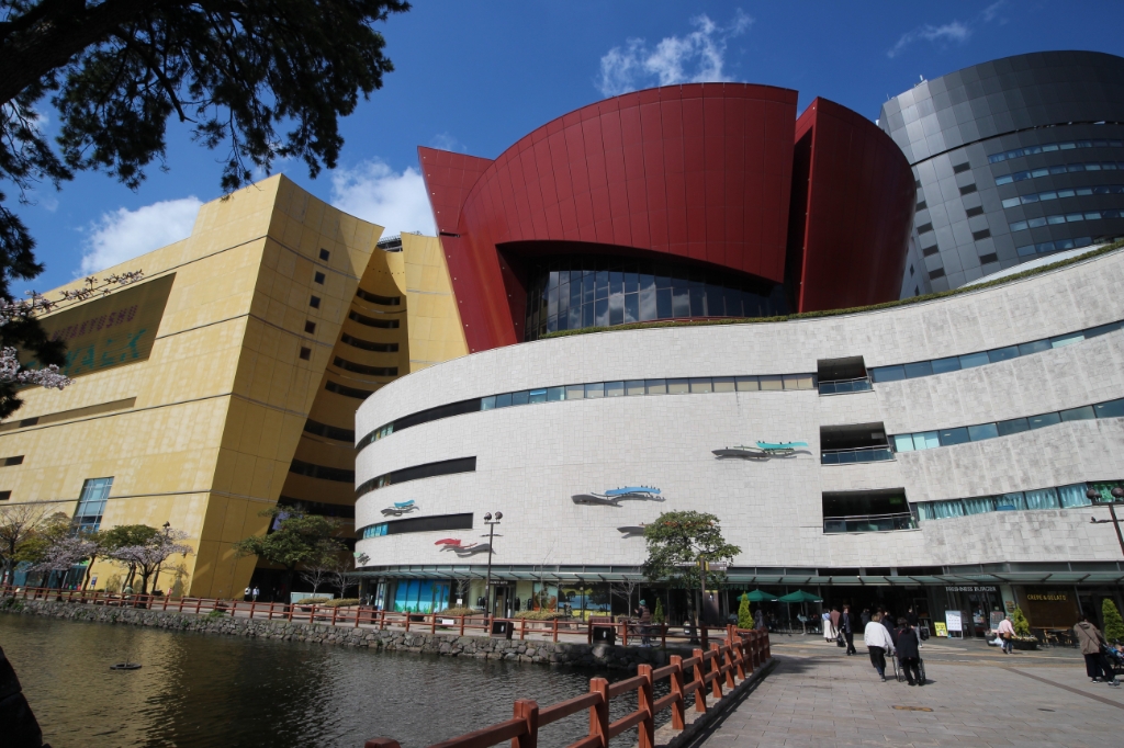 ドラックストア　薬マツモトキヨシ リバーウォーク北九州デコシティ店（ドラッグストア）まで490m